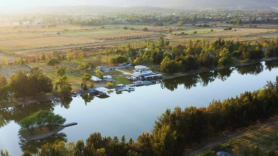 Vista aérea del lago y club de esquí náutico Bocalaguna en San Nicolás de Ibarra